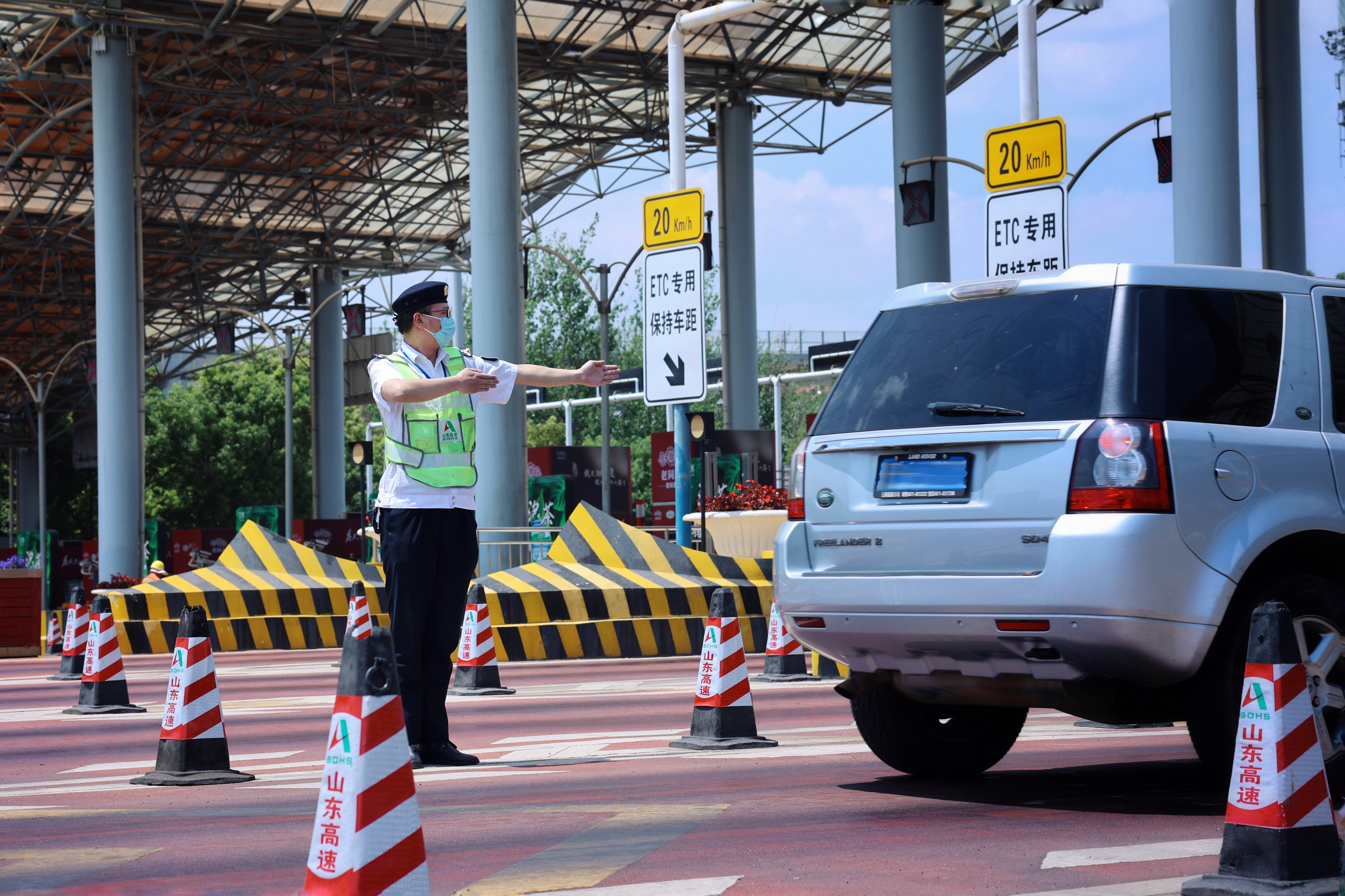 山东高速云南发展公司昆明新机场高速公司收费员及时疏导车辆，确保车辆快速便捷通过.jpg